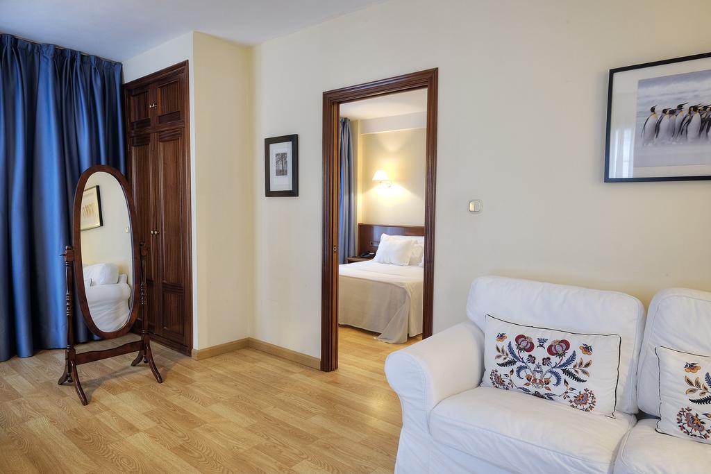 Hotel Y Apartamentos Arias Navia Zewnętrze zdjęcie
