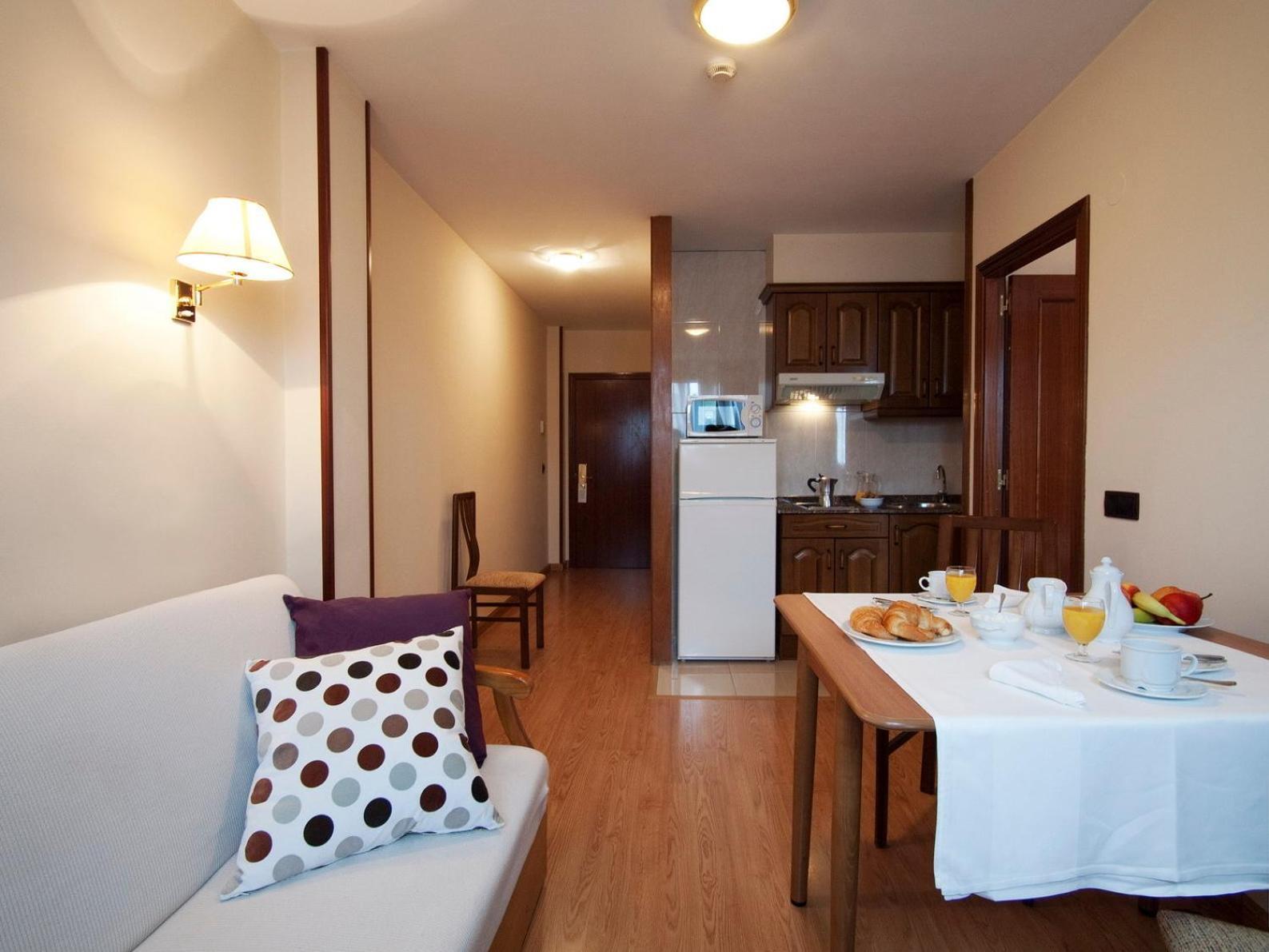Hotel Y Apartamentos Arias Navia Zewnętrze zdjęcie