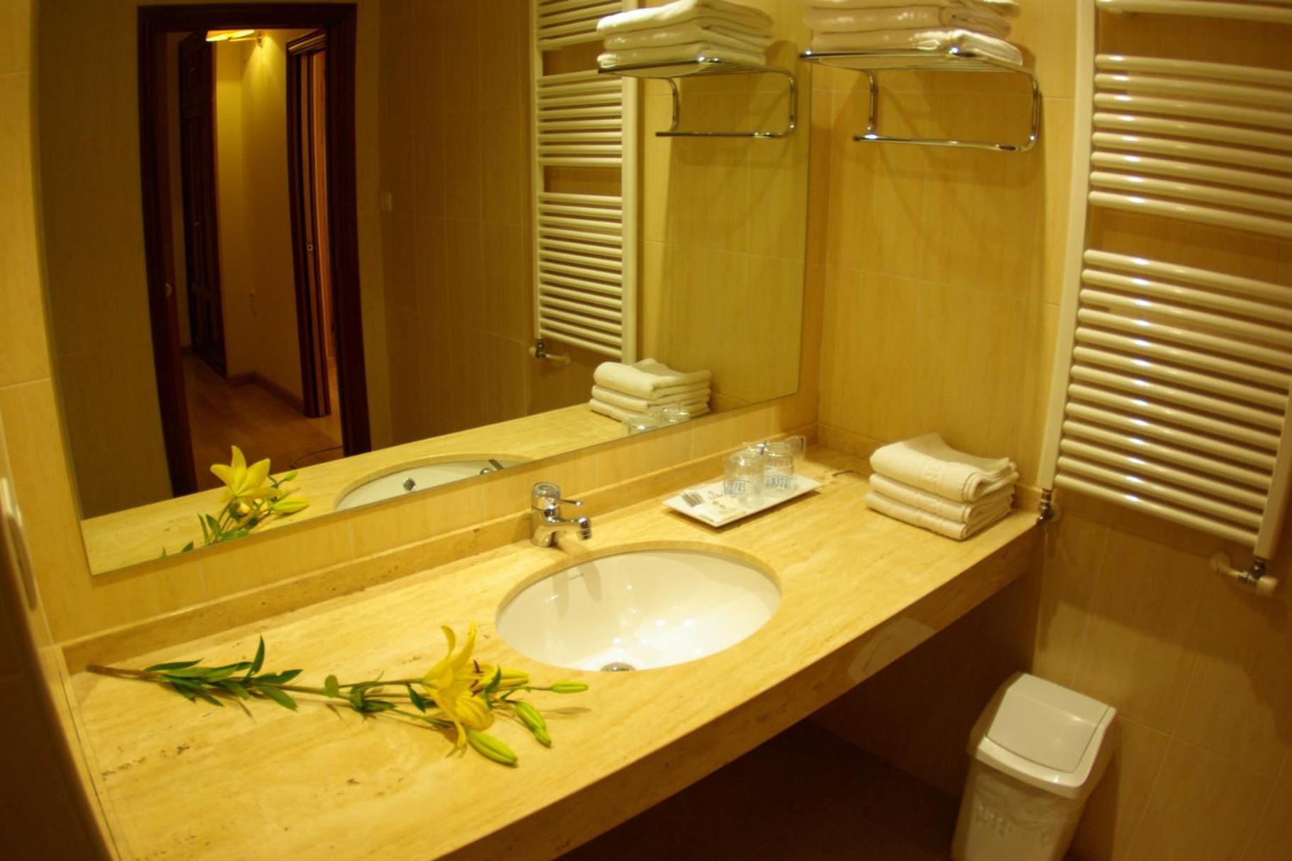 Hotel Y Apartamentos Arias Navia Zewnętrze zdjęcie