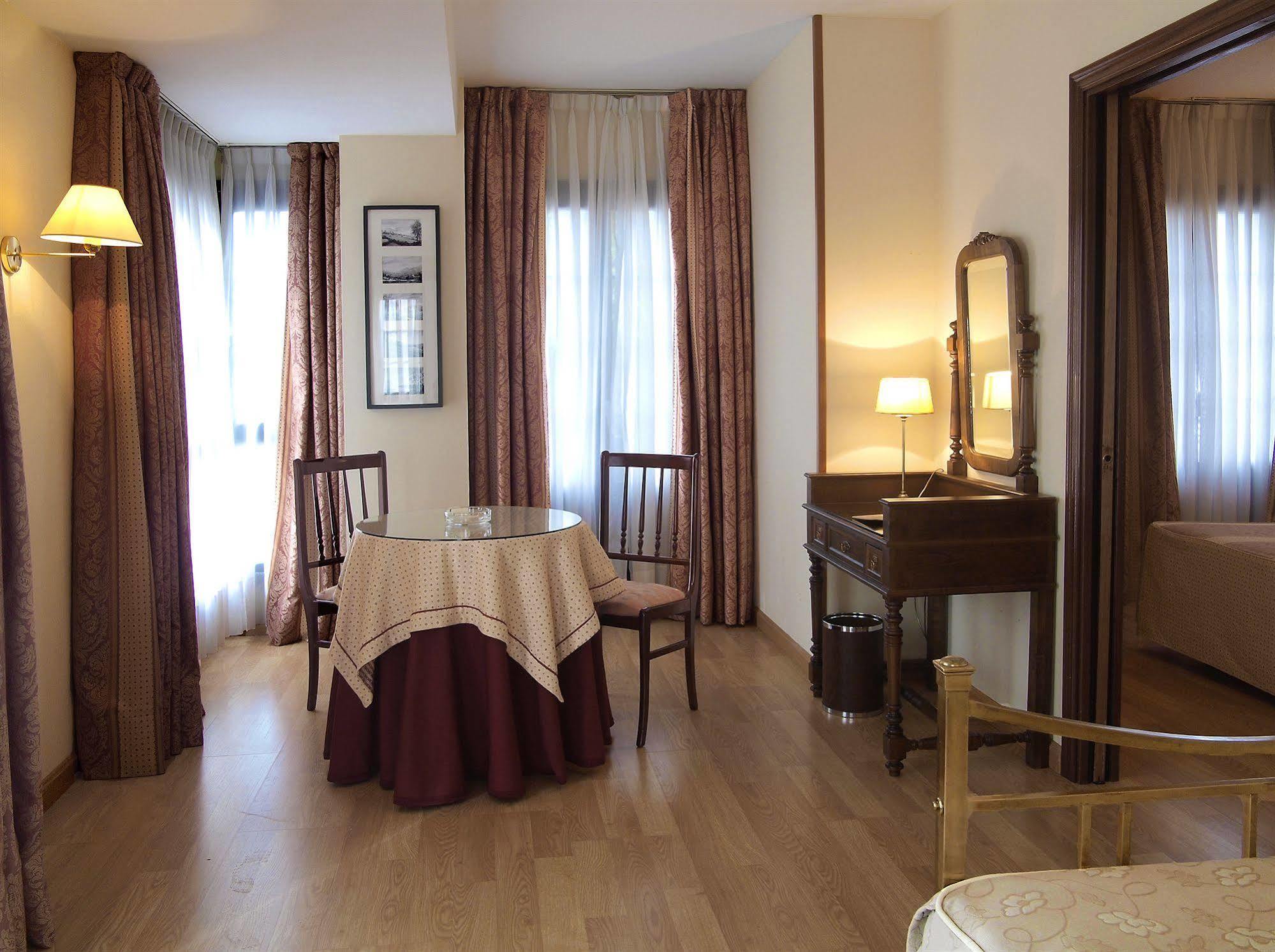 Hotel Y Apartamentos Arias Navia Zewnętrze zdjęcie