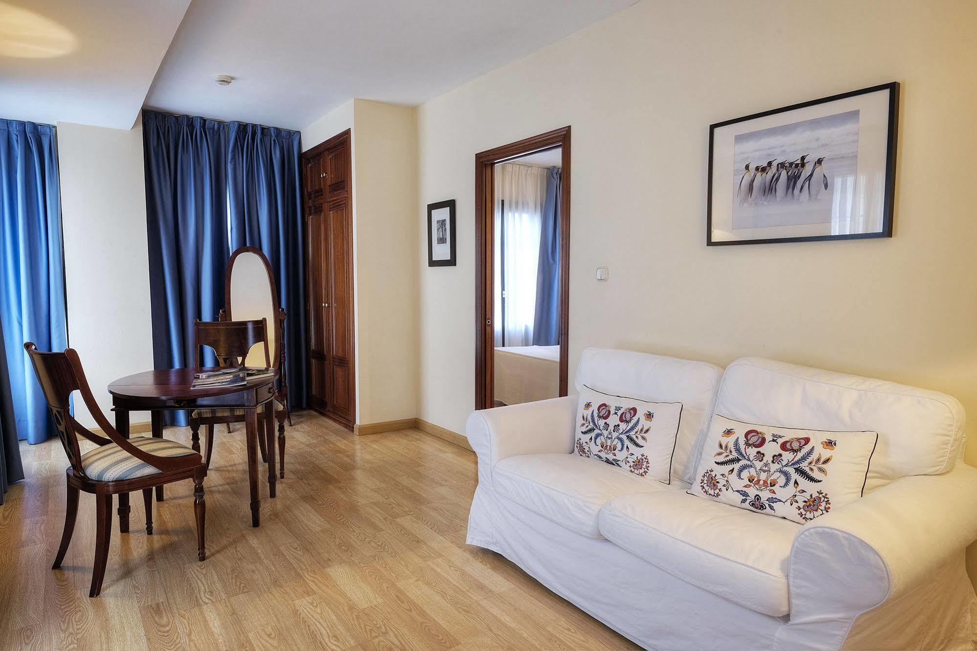 Hotel Y Apartamentos Arias Navia Zewnętrze zdjęcie