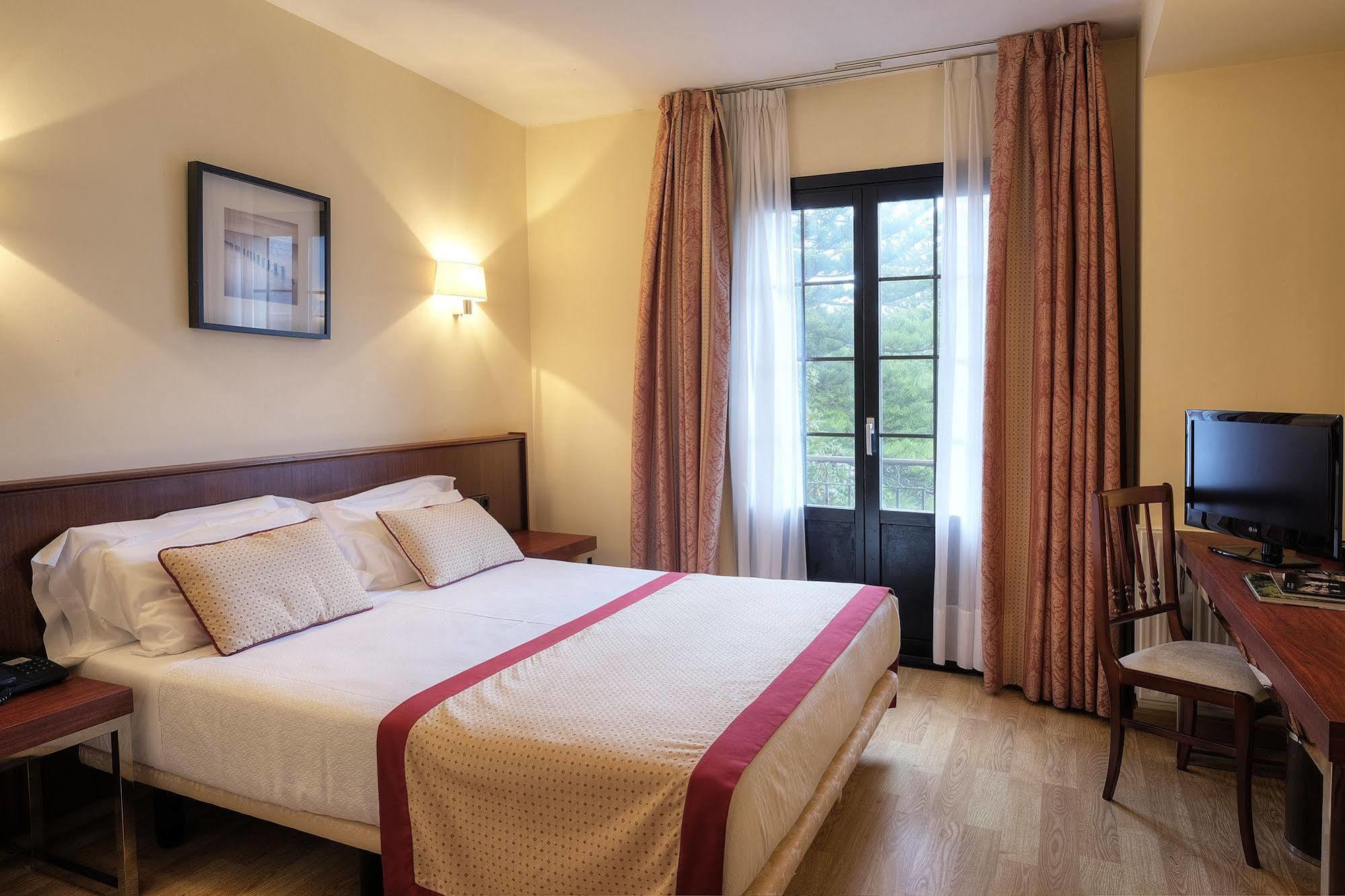 Hotel Y Apartamentos Arias Navia Zewnętrze zdjęcie