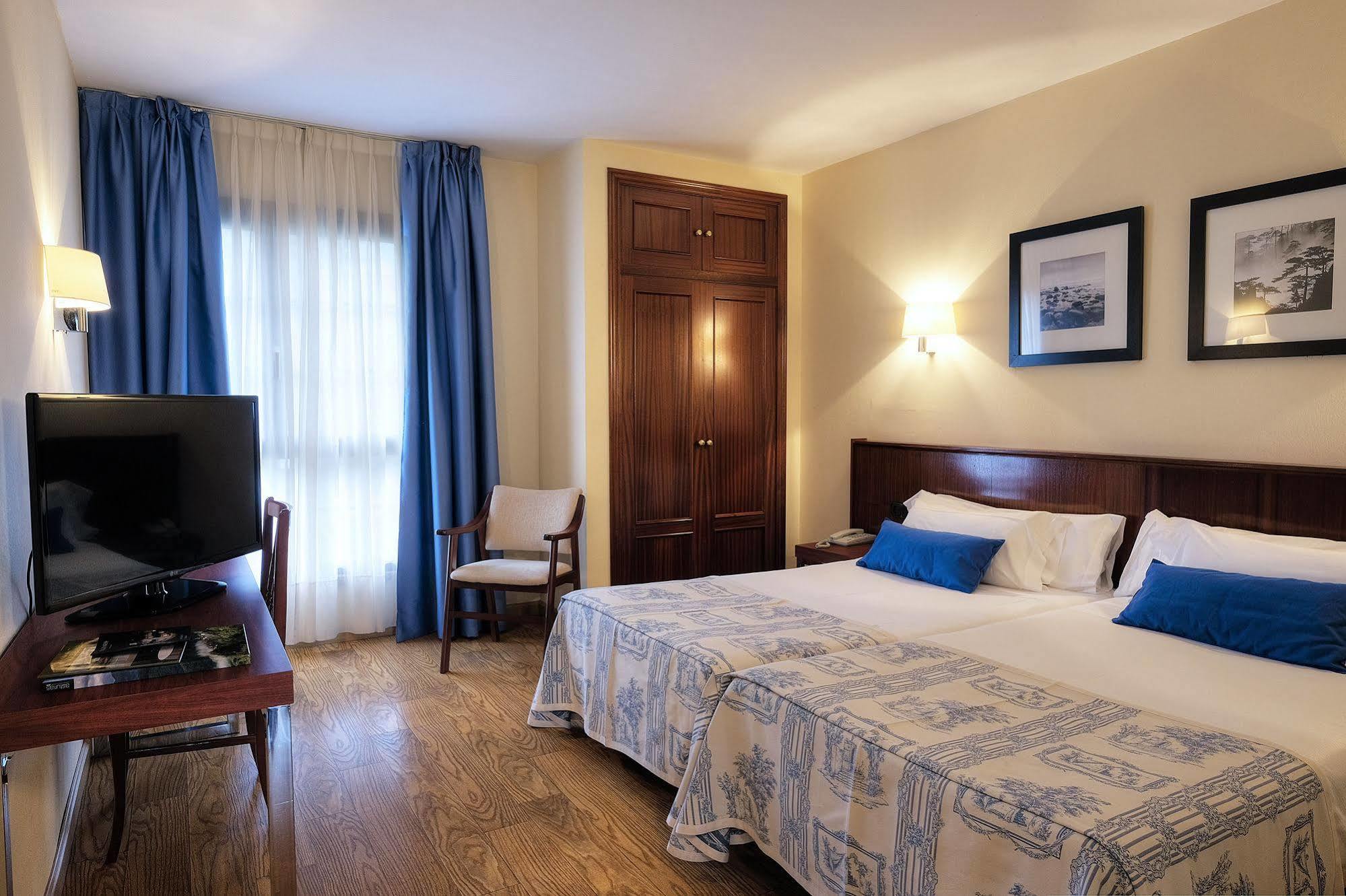 Hotel Y Apartamentos Arias Navia Zewnętrze zdjęcie